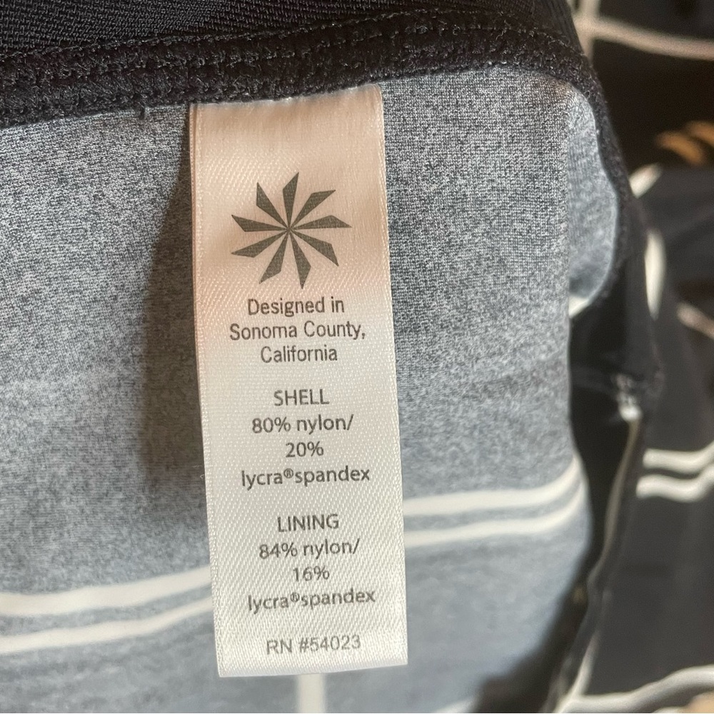 ATHLETA LANIKAI RASH GUARD TOP. Small - Picture 4 of 8